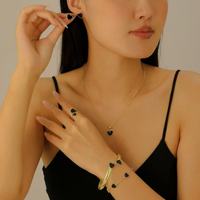 Set de 5 Piezas de Joyería para Mujer: Pulseras de Flor de Cinco Hojas de la Suerte, Dijes de Trébol de Acrílico, Pulsera, Collar, Anillo y Pendientes Bañados en Oro