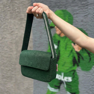 Bolso Bandolera Verde con Cuentas, Forma Rectangular, Diseño Deportivo con Estampado en Relieve - Product Image 1
