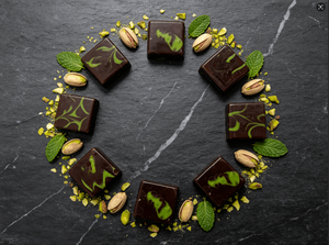 Carrés de chocolat noir à la pistache de Dubaï, en-cas artisanal - Product Image 3