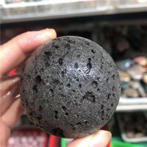 Nouveautés Cristaux de guérison en pierre volcanique Sphère Pierre de lave noire naturelle Boule de cristal pour la décoration de la maison - Product Image 2