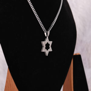 COLGANTE ESTÉTICO EN FORMA DE ESTRELLA CON DIAMANTE DE LABORATORIO REDONDO TINEY EN ORO SÓLIDO DE 18KT PARA TODAS LAS OCASIONES PARA HOMBRE MUJER - Product Image 4