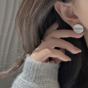 Boucles d'oreilles en argent pur S925, design de niche, simples, élégantes, vintage, motif géométrique de papillon, zircon circulaire, bijoux - Product Image 1