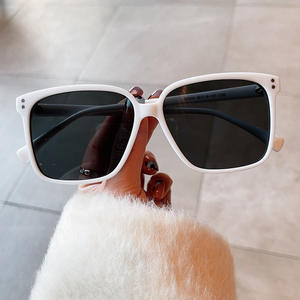 Gafas de Sol Cuadradas Grandes para Mujer Qianai, Montura Blanca, Lentes de PC con Protección UV400 Tipo 3, Estilo Retro - Product Image 1