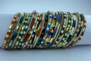 Ensemble de bracelets élégants en résine et laiton de qualité supérieure, bijoux faits à la main pour mariage, festival et usage quotidien, disponible à la vente - Product Image 2