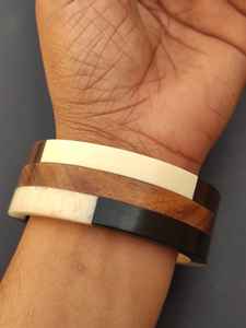 กำไลเรซิ่นและไม้แบบไม่ซ้ำใคร งานแฮนด์เมดจากไม้ธรรมชาติ พร้อมผิวเรซิ่นเรียบเนียน สำหรับการสวมใส่ที่มีสไตล์ - Product Image 6