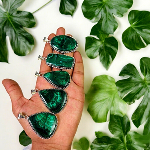 Pendentifs en malachite naturelle de qualité supérieure, sculptés avec des motifs d'ombre, bijoux fantaisie verts d'art populaire, vente en gros - Product Image 1