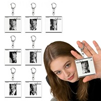 Vente en gros Spot : Porte-clés en acrylique tendance avec photo d'idole SUGA J-Hope RM V, pendentif décoratif, accessoire pour sac à dos