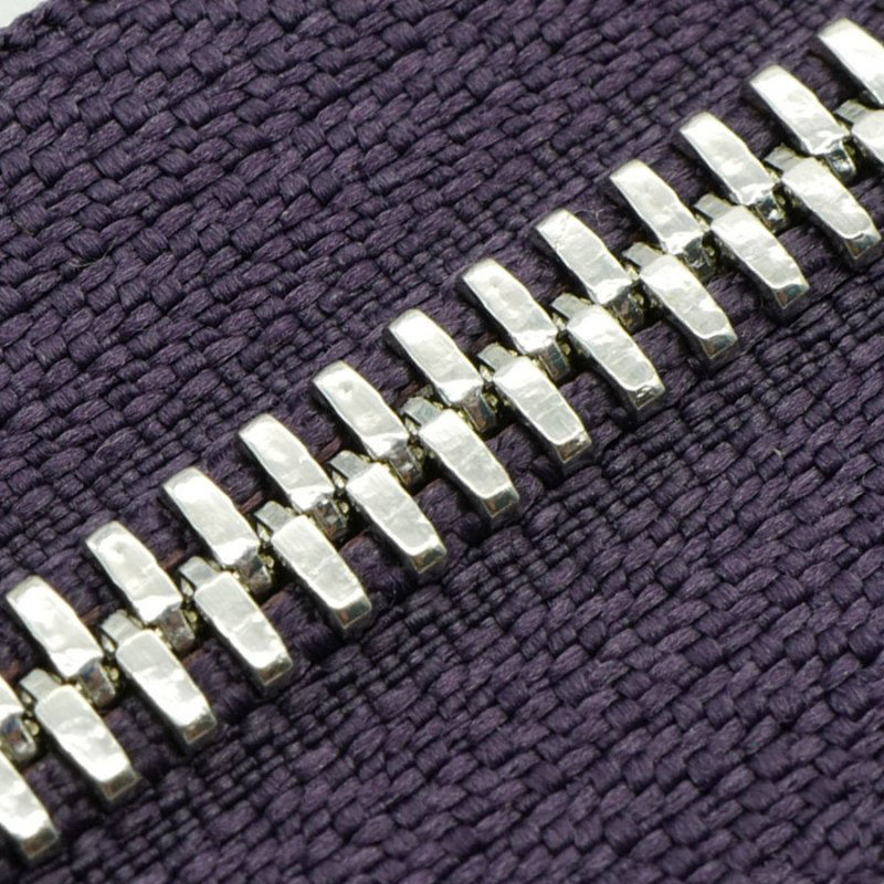 ผ้าสีม่วงเข้ม + ฟันสีเงิน