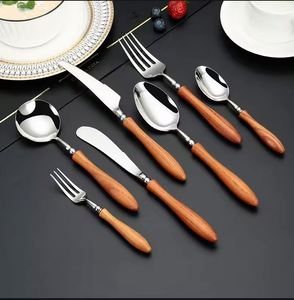 Ensemble de couverts occidentaux réutilisables en acier inoxydable 304, style rétro, avec manche en bois, finition polie, design minimaliste moderne, comprenant couteau, fourchette et cuillère - Product Image 1
