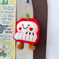 En gros, Breloque de sac en peluche motif pomme de dessin animé avec clavier, style Kawaii, poupée en peluche douce et adorable, porte-clés et pendentif pour sac à main et sac à dos