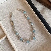 Bijou de main élégant pour femme, motif floral bleu marine, scintillant et tendance, au style raffiné et sophistiqué