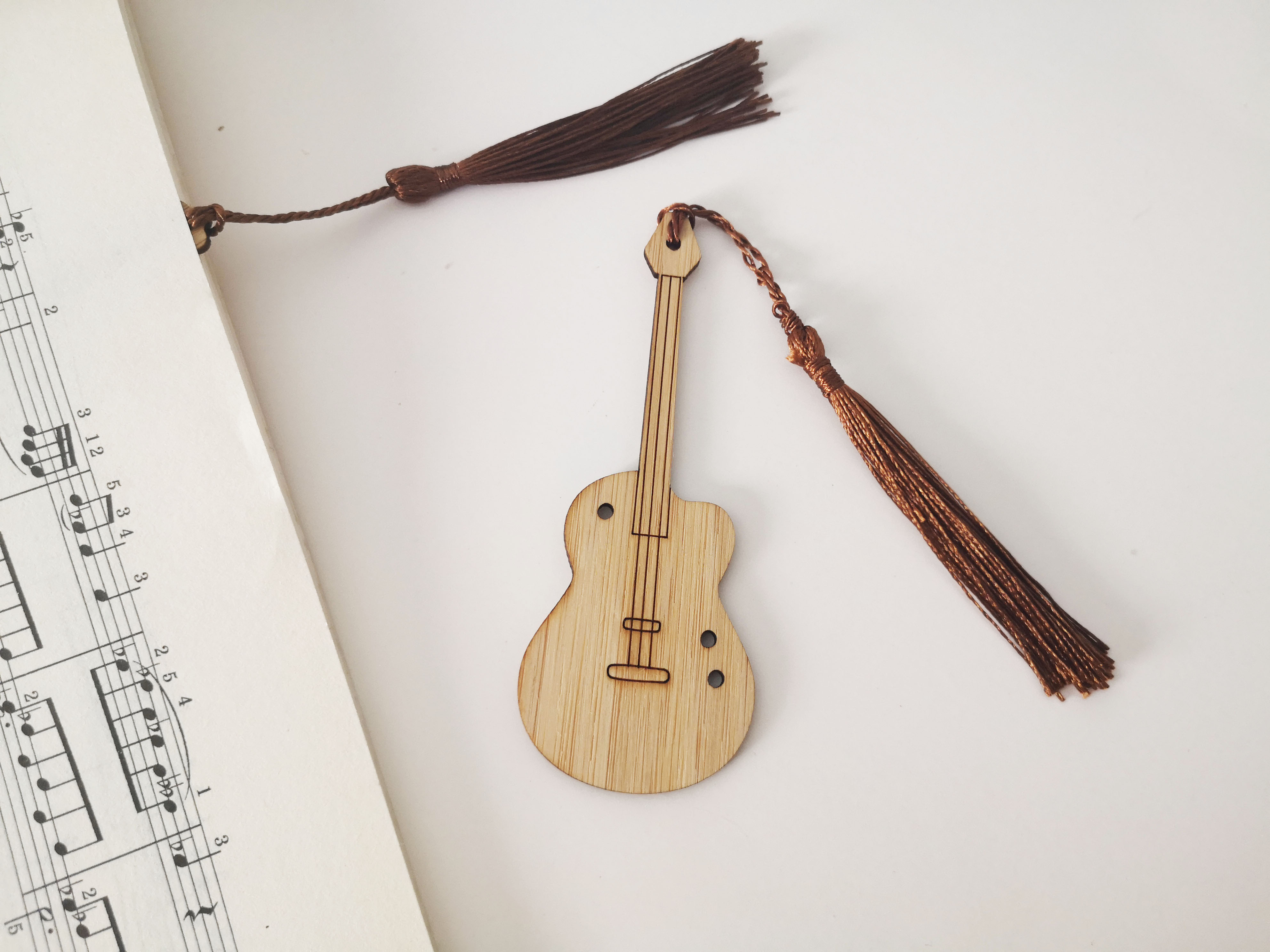 Оптовая продажа, под заказ, новая лазерная музыкальная гитара из натурального бамбукового дерева, закладки в форме баса с кисточками