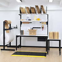 Table d'emballage modulaire avec étagères, porte-rouleaux et panneau à outils pour centre de distribution, solution d'emballage et d'expédition