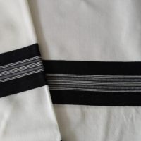 Talit en laine 100% avec motif uni régulier à rayures noires Taille 45