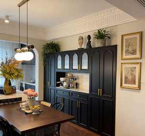 Buffet de salle à manger français noir mat de luxe - Porte en verre cintré et éclairage LED, bar à café + rangement pour espaces de vie opulents - Product Image 2