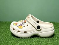 Sabots de dessin animé pour enfants, légers et respirants, pantoufles d'été avec de jolis charms, antidérapants, chaussures de plage décontractées pour garçons et filles