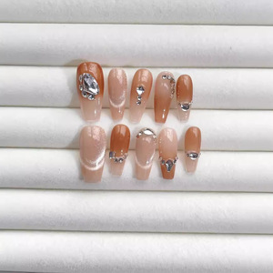Atmósfera festiva navideña completamente nueva, árbol de Navidad pintado a mano con corazones rojos, uñas postizas hechas a mano. - Product Image 2