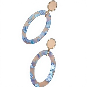 Boucles d'oreilles créoles classiques pour femme, en résine acrylique, motifs cercle et triangle bleus, bijoux de fête tendance et légers - Product Image 4