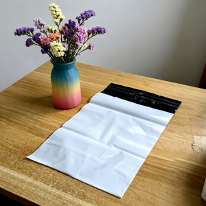 Sobres de polietileno blancos personalizados con impresión de marca, bolsas de plástico para envíos, servicio de personalización de marca para impresión bajo demanda - Product Image 1