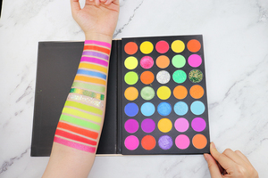ไม่มีโลโก้ 35 สีเคลือบอายแชโดว์มุกพาเลทผงมังสวิรัติพร้อมเคลือบแววสําหรับใช้ประจําวัน OEM / ขายส่งแต่งหน้า - Product Image 5