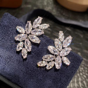 Orecchini a Perno E4637 in Oro Bianco con Fiore, Cristallo Taglio Marquise, Strass con Montatura a Griffe, Gioielli Classici da Sposa per Donna - Product Image 3