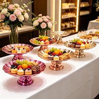 Handgemaakte gouden gegolfde roestvrijstalen dessert serveerschaal, milieuvriendelijk modern design voor restaurant, hotel, fruitpresentatie.