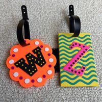Vente directe usine : Étiquettes de bagage en PVC à motif de lettres de dessin animé enfantin, pendentifs de voyage, étiquettes anti-perte pour valises