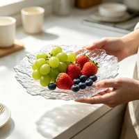 Moderne getextureerde glazen fruit schaal met golvende rand, decoratieve snack schaal, aangepaste logo's, gepolijst, geschikt voor thuis, hotel en restaurant.