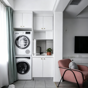 Meuble de balcon moderne et épuré, armoires blanches à portes plates, poignées verticales noires, étagère ouverte en bois clair, bacs de rangement blancs, panneau perforé <span class=keywords><strong>gris</strong></span> - Product Image 6