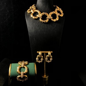Elegante Set <span class=keywords><strong>di</strong></span> Gioielli Vintage Versatile con Collana in Oro, Bracciale, Orecchini a Perno e Dettagli in Diamanti - Product Image 2