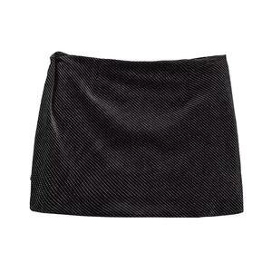 Ropa de mujer 2024 nueva moda Culottes de <span class=keywords><strong>terciopelo</strong></span> brillante Retro de cintura alta Casual Street Women's Mini Shorts - Product Image 2