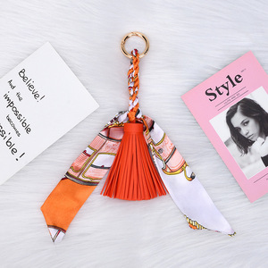 Llavero <span class=keywords><strong>de</strong></span> moda con borlas, colgante <span class=keywords><strong>para</strong></span> bolso con borlas, accesorios al por mayor <span class=keywords><strong>para</strong></span> llaveros <span class=keywords><strong>de</strong></span> coche con flecos <span class=keywords><strong>de</strong></span> <span class=keywords><strong>cuero</strong></span> y cinta <span class=keywords><strong>de</strong></span> seda. - Product Image 2