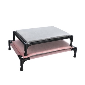 Verhoogd, koelend hondenbed van aluminium, draagbaar, luxe en kauwbestendig - Product Image 1