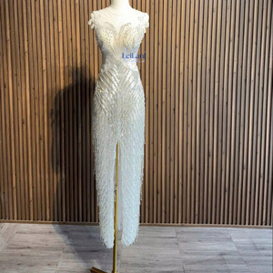 Robe de soirée élégante en soie pour femme, coupe fourreau, manches classiques et ornements en strass haut de gamme, confortable pour les soirées - Product Image 1
