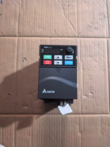 Variador de Frecuencia Variable (VFD) Trifásico SC3-043-1.5K de 380V y 1.5KW para Control de Velocidad de Motores Industriales - Product Image 1