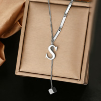 Collier Pendentif 26 Lettres en Acier Inoxydable Sportif pour Femme, Luxe Léger, Haut de Gamme, Polyvalent et Résistant à la Décoloration – Bestseller Transfrontalier