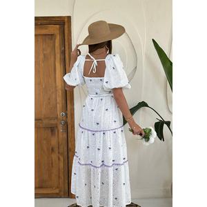 Vestido de noche hecho a mano de organza lila bordada con cuello cruzado, corte imperio y espalda descubierta. - Product Image 1