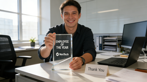 Trofeo Premio Dipendente dell'Anno in Acrilico Personalizzato Premium Eco-Friendly con Stampa UV e Incisione a Ombra per Nuovi Omaggi Aziendali - Product Image 4