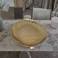 Offre Spéciale plaque de charge PP brillant personnalisé pour les mariages plateau de dîner en plastique en forme de feuille réutilisable Options de couleur des plantes disponibles