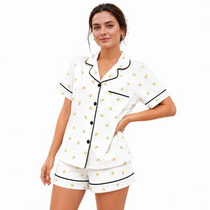 Ensemble de pyjama côtelé en coton imprimé sur toute la surface pour femme, haut boutonné à manches courtes et short assorti, doux et respirant, deux pièces - Product Image 1