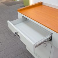 Pupitre audiovisuel multifonctionnel moderne et minimaliste en bois, console de contrôle centrale compacte pour les écoles et la lecture