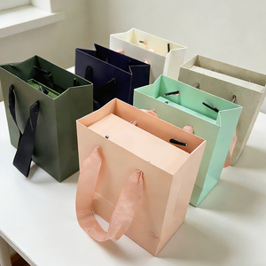 Bolsas de Papel para Regalos Personalizadas, Ecológicas, de Lujo, Reciclables, con Asas de Cinta, Impresión de Logotipo con Estampado en Caliente para Pequeñas Empresas - Product Image 1
