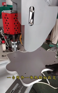 Machine à bordurer les chants irréguliers pour le travail du bois, avec bras de superposition, pour le collage de film PVC sur les bords de panneaux - Product Image 4