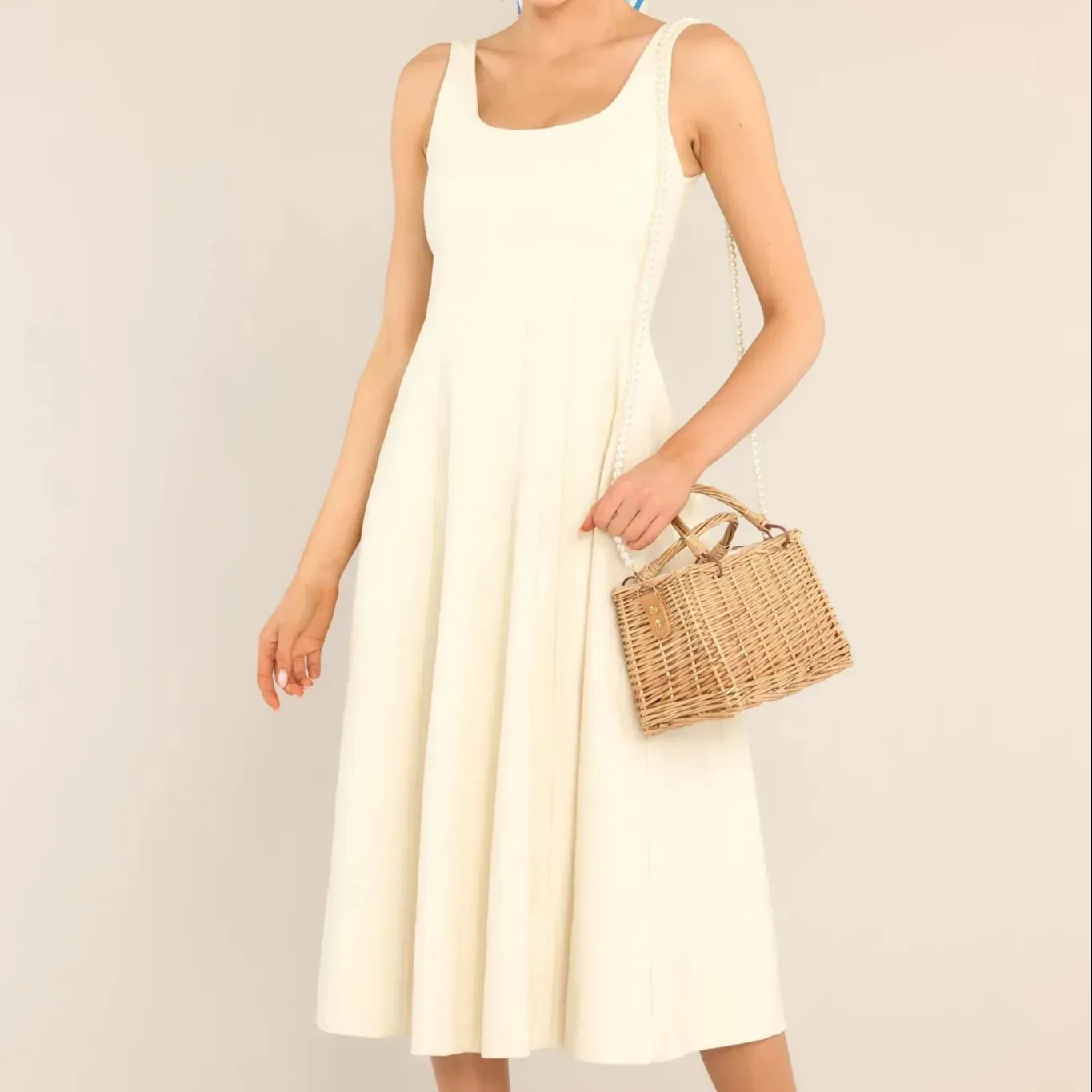 फ़ैक्टरी थोक महिला रुच्ड ड्रेस स्क्वायर नेक लेडीज़ मिडी महिला ड्रेस स्लीवलेस रुच्ड ड्रेस