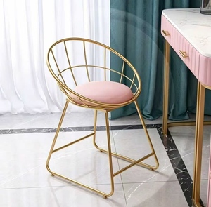 Chaise ronde en métal doré avec coussin rose, meubles contemporains pour chambre à coucher et salon - Product Image 5