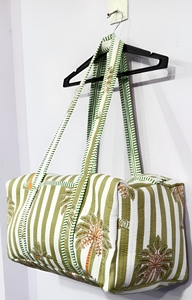 Esta elegante bolsa de lona presenta un diseño tropical refrescante con rayas verticales verdes y blancas que le dan un aspecto moderno. - Product Image 2