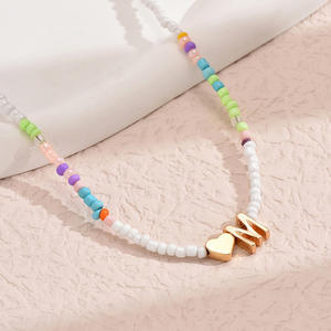 Mode femmes coeur doré <span class=keywords><strong>lettre</strong></span> initiale collier <span class=keywords><strong>à</strong></span> la mode filles minuscules perles de rocaille en verre <span class=keywords><strong>lettre</strong></span> collier ras du cou maman fille cadeaux - Product Image 3