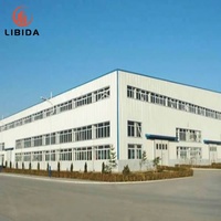 Bâtiment d'atelier préfabriqué en structure métallique, usine industrielle, bâtiment en acier, toit et murs en panneaux sandwich