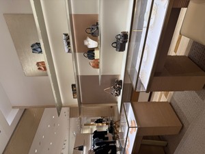 ชั้นวางรองเท้าติดผนังไม้ดีไซน์ทันสมัยสำหรับร้านค้า <span class=keywords><strong>ONI</strong></span> Shopfitting พร้อมเคาน์เตอร์โชว์กระเป๋าแบบกำหนดเองได้ - Product Image 5