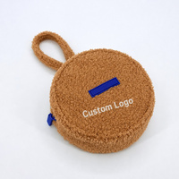 Pochette de maquillage mini en polaire bouclée avec patch en silicone bleu, style décontracté pour les sorties quotidiennes, sac cosmétique portable avec poignée à boucle